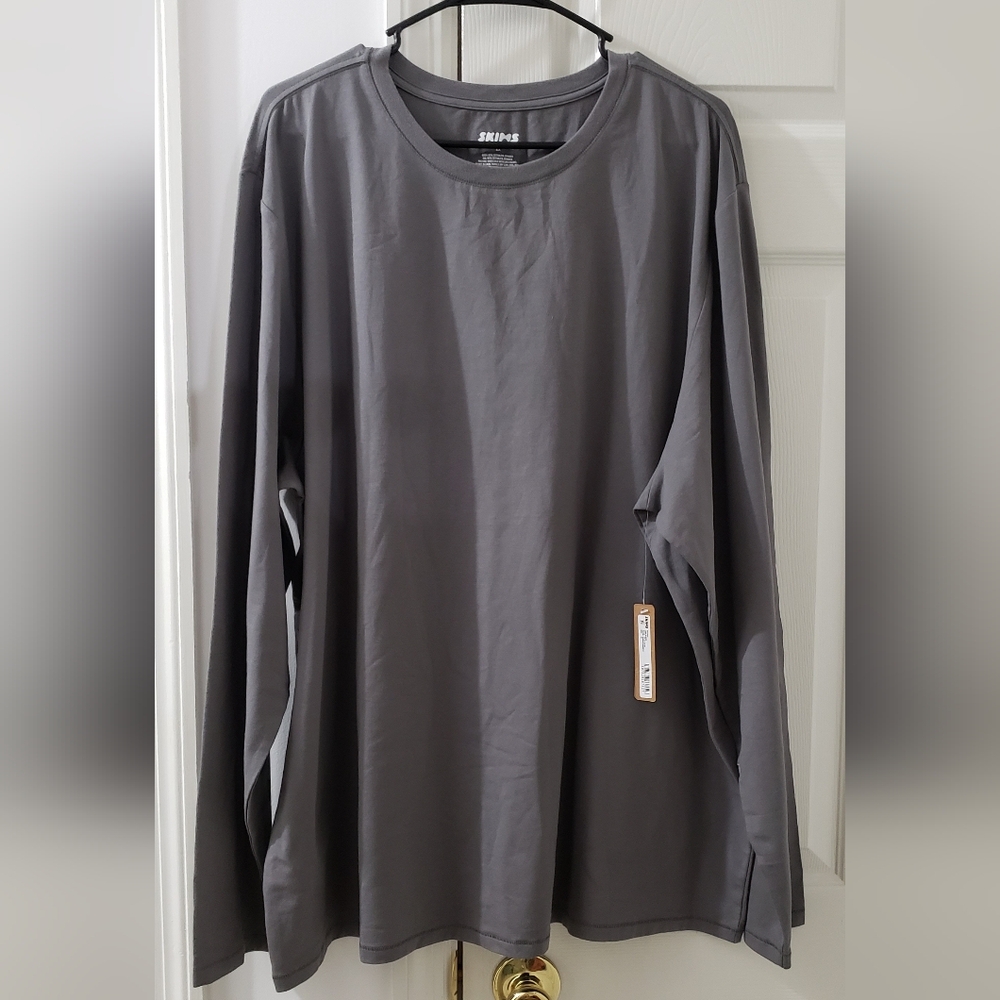 SKIMS Natural Long Sleeve Tee for Men in the Color Washed Gunmetal. Size 2X